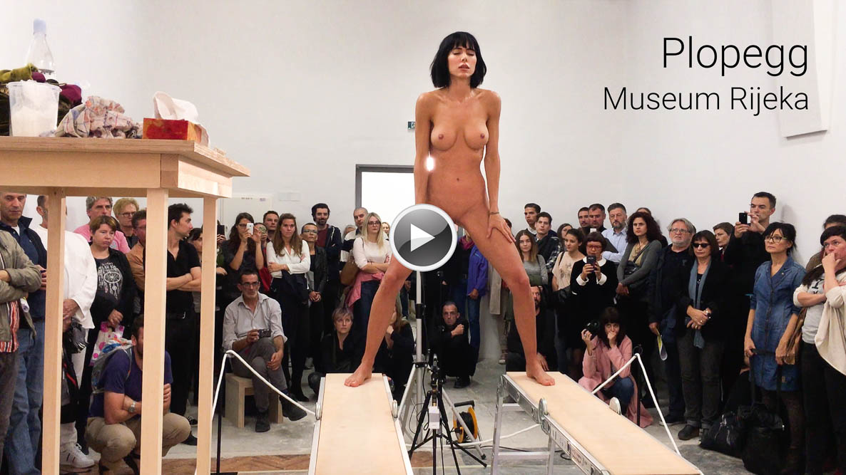 Milo moire mirror box video